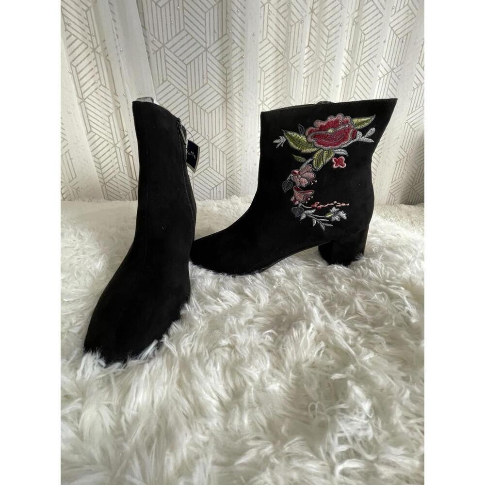 Women's 9M Impo Electra Black Faux Suede Embroidered Rose 2.25" Heel Ankle Boots